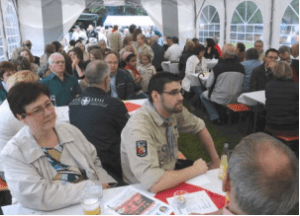 Dicht gefüllt war das Zelt beim Festakt. Zahlreiche Hasseler Vereine und auch die Pfadfinder aus St. Ingbert beglückwünschten und dankten dem Jubilar.