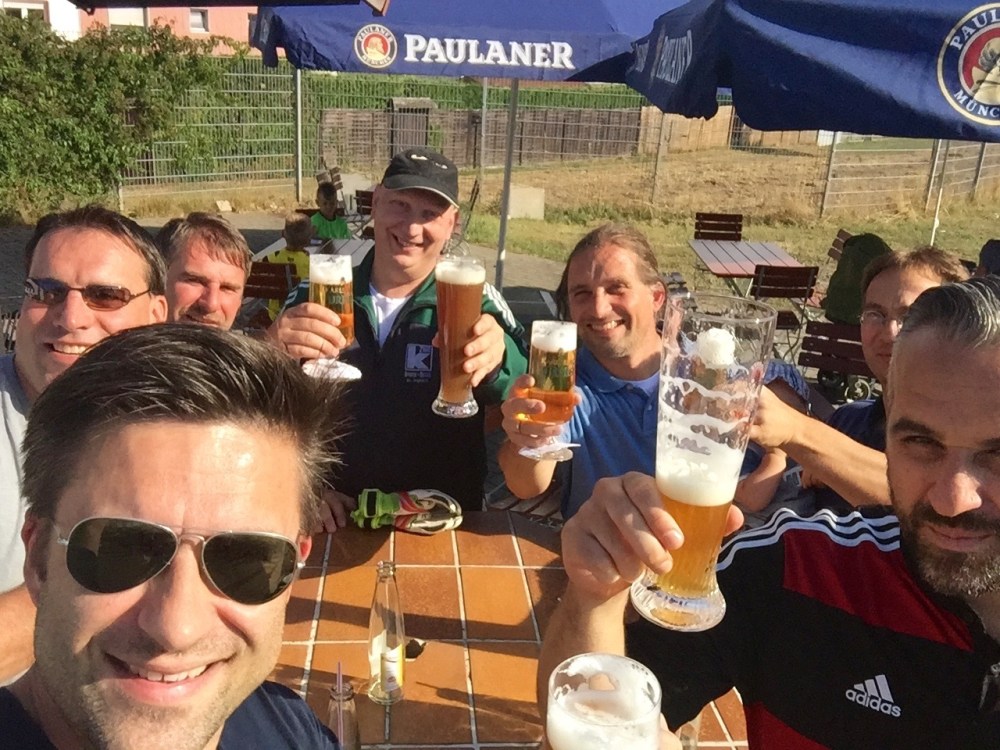 Das kühle Bier schmeckte den Besuchern im neuen Biergarten besonders gut.