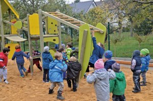 Kinder dürfen erstmals aufs Spielhaus