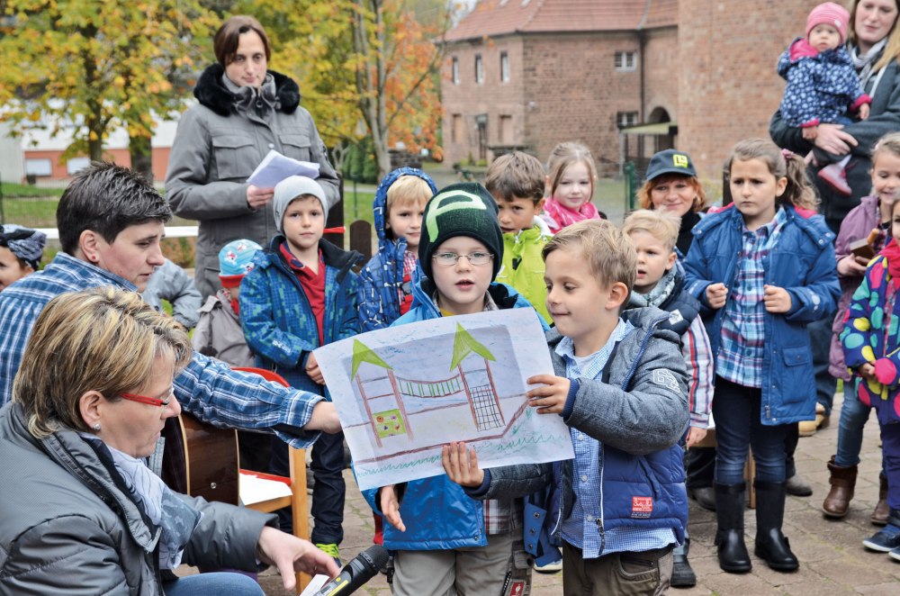 Kinder beschreiben singend, wie das Gelände hergerichtet wurde