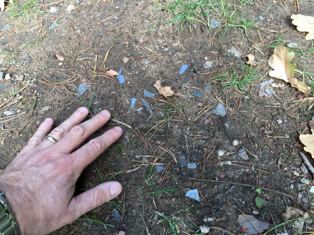Glasscherben auf dem Boden am Kinderspileplatz Wildgehege