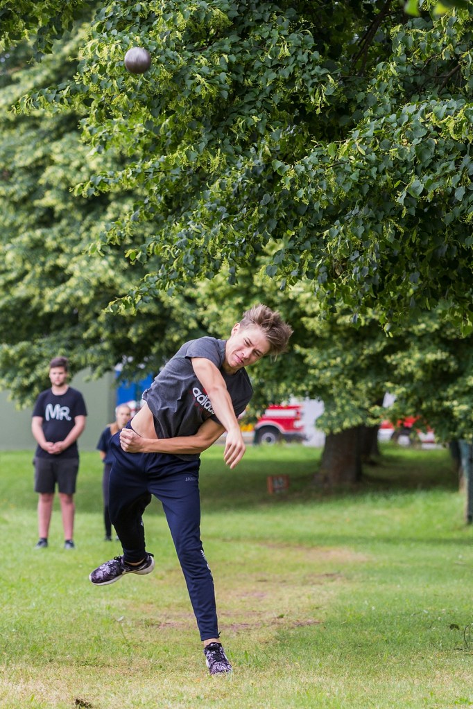 Ein Teil der sportlichen Leistung: die aus jew. 9 Personen bestehende Gruppe muss beim Kugelstoßen eine Mindestweite von 55 m erreichen.