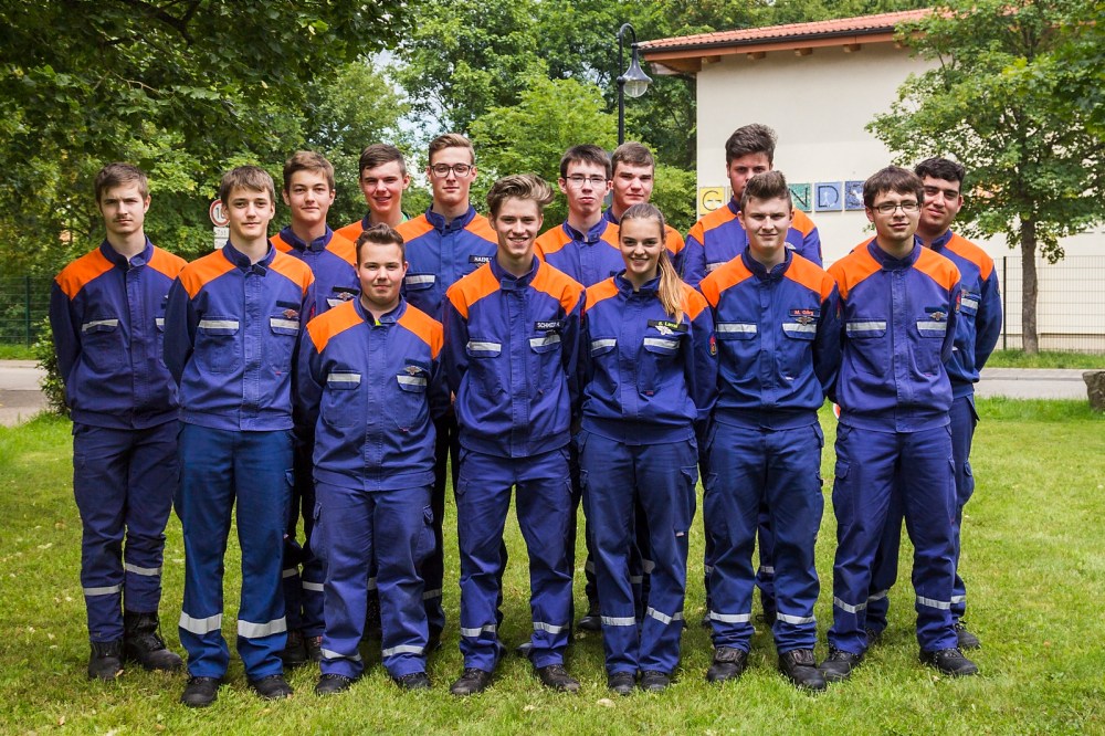 Erfolgreich bestanden! V.l.n.r.: André Borst, Martin Jochum, Jonas Herzog, Jannik Martin, Fabian Hauck, Daniel Haenle, Hendrik Schmeer, Paul Brönhorst, Florian Fischer, Sarah Laval, Julian Weickel, Maximilian Görg, Kai-Steffen Degro, Francesco Cannalonga