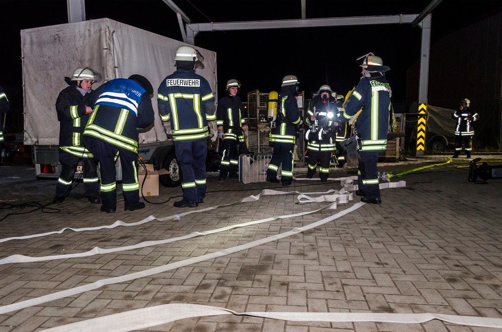 Einsatzkräfte vor der Firmenhalle